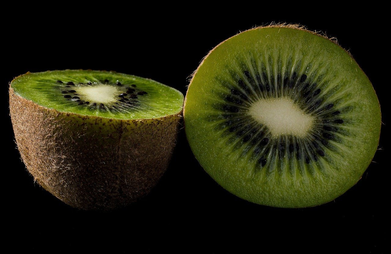 Kiwi, najpopularniejsze owoce egzotyczne.